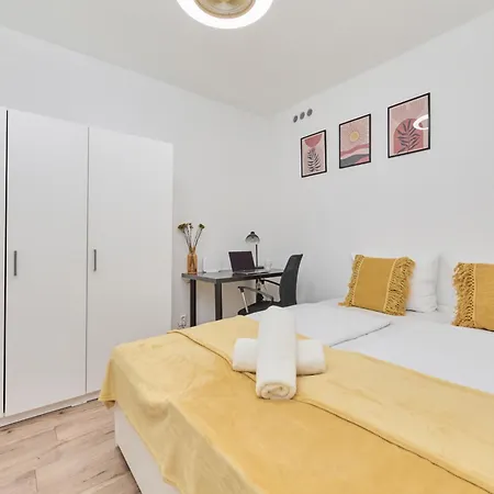 Elegant For 6 Guests Only 1 Km From Main Square By Renters Apartman