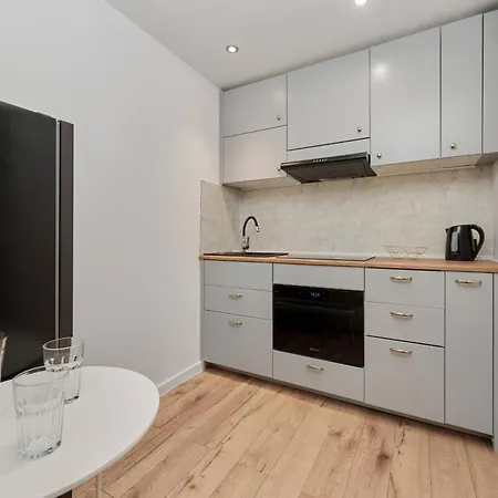 Elegant For 6 Guests Only 1 Km From Main Square By Renters Apartmán